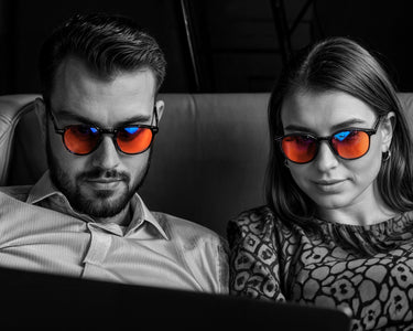 Man en vrouw met AmaraPure Midnight-bril achter de laptop